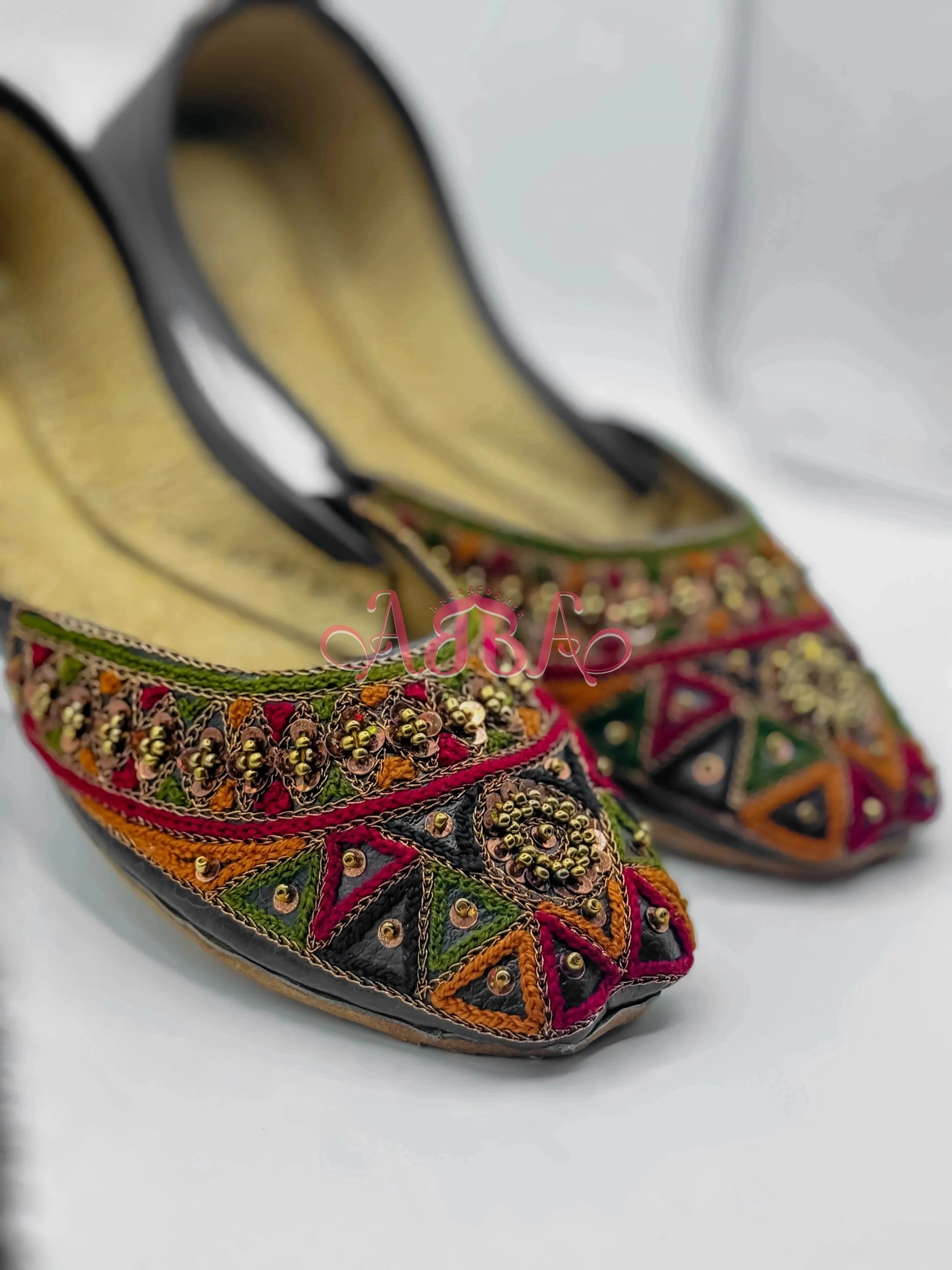 Hindu_Work_Khussa_for_Women_–_Dibbi_&_Bali_Style_|_Handmade_Pakistani_Khussa 6